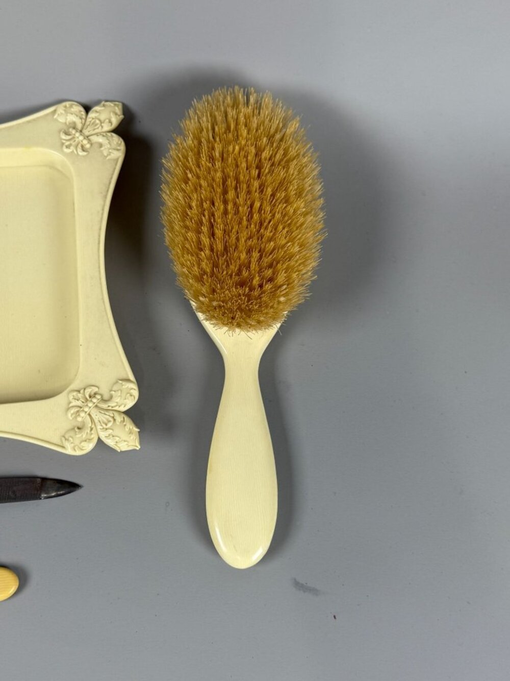 Vintage Bakelite Style Vanity Set 10 Piece Floral Dresser Grooming Collection - Picture 6 of 6